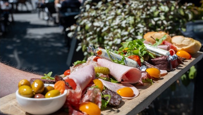 Planche de charcuterie en terrasse