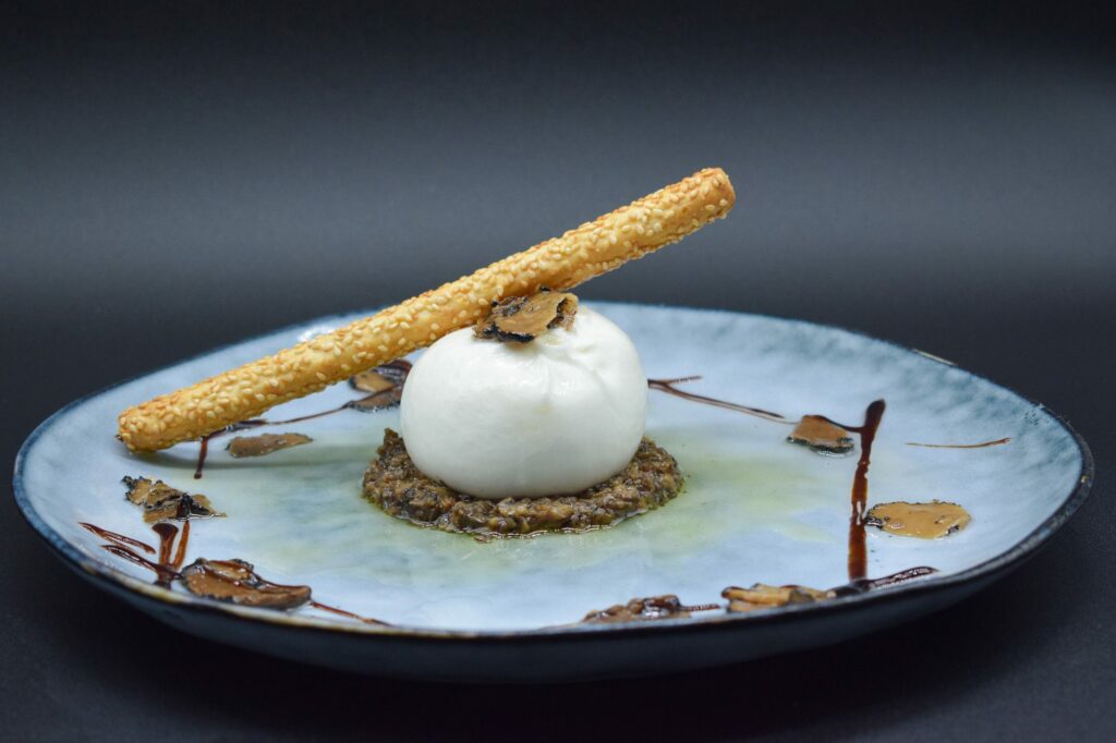 Burrata crémeuse aux truffes et ses gressins, servie à L'Édito Dijon